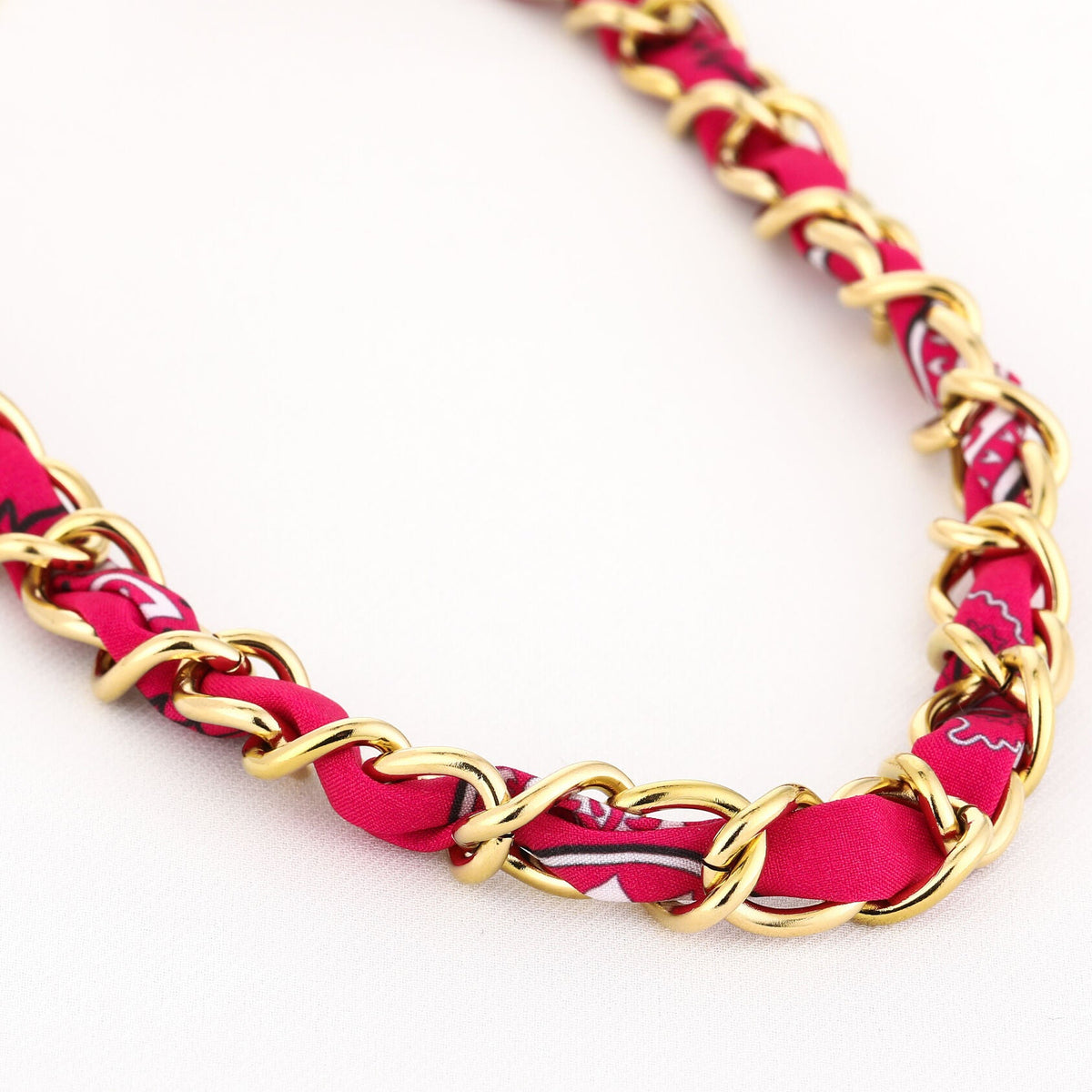 Ketting Schakel met Bandana goud fuchsia liggend