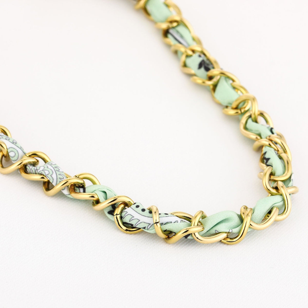 Ketting Schakel met Bandana goud groen liggend