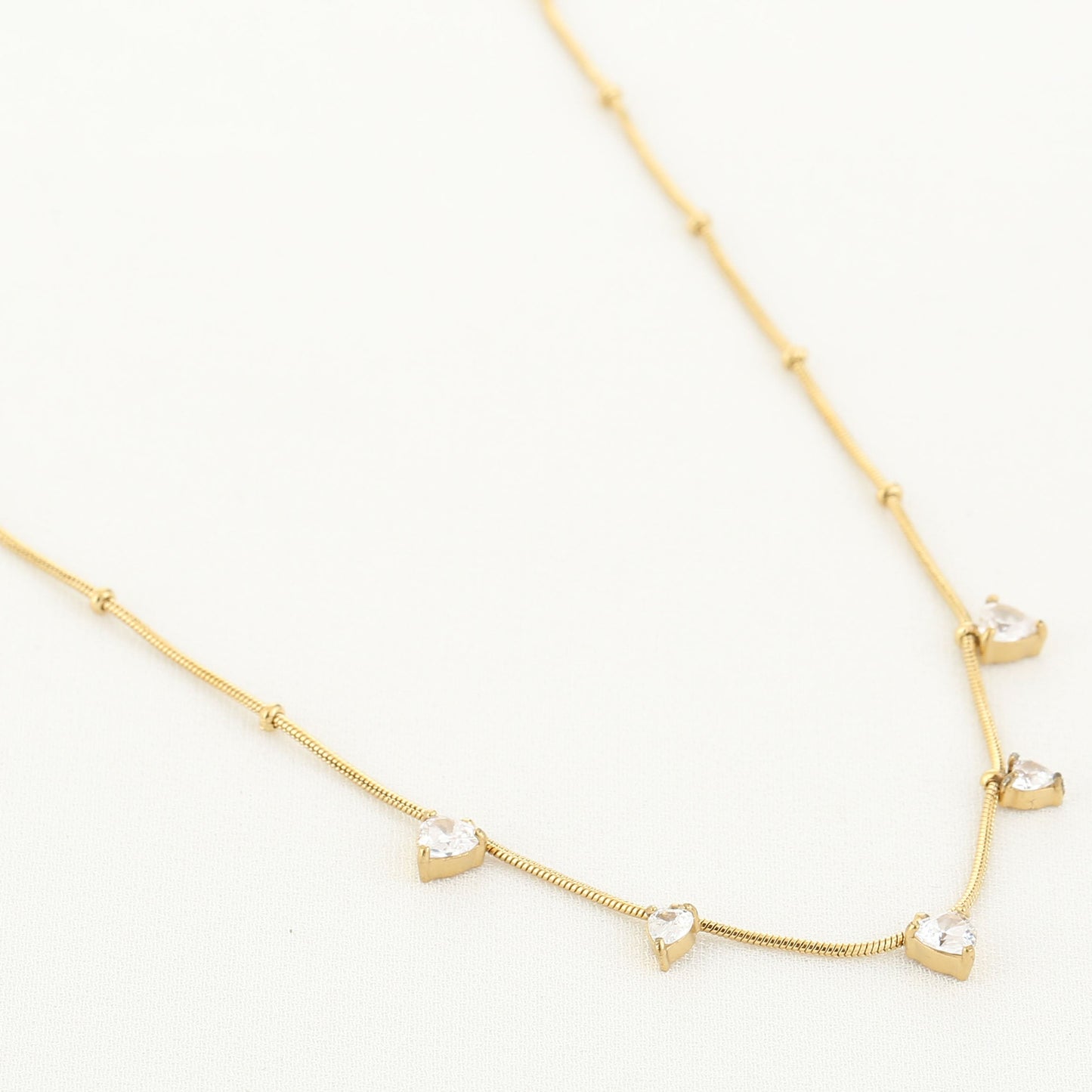 Ketting Zoetwater Pareltjes goud liggend