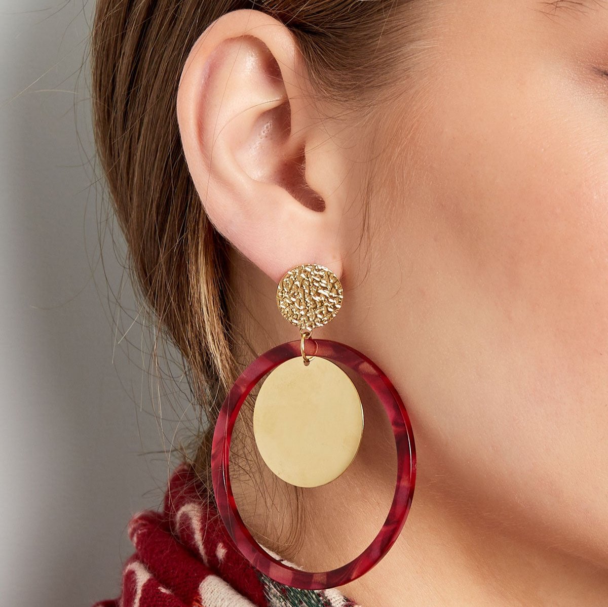 Oorbellen Cirkels met print goud rood