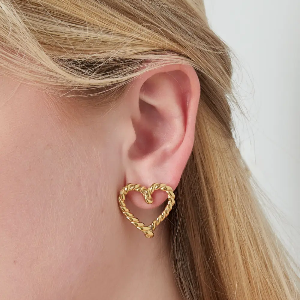 Oorbellen Gedraaide Hartjes goud op model