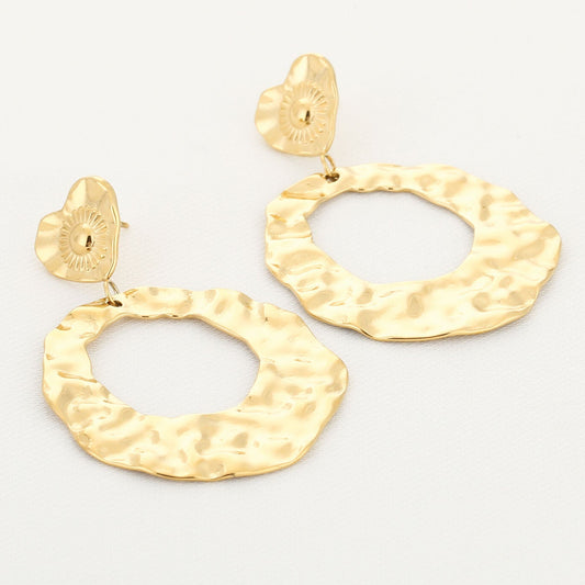 Oorbellen Statement Relief goud liggend