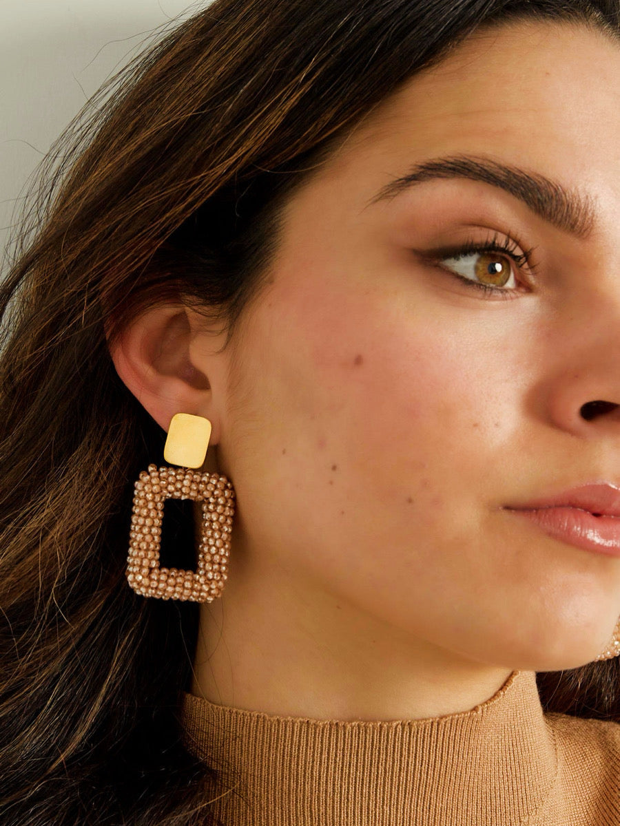 Kleur bekennen: statement oorbellen die jouw look laten spreken