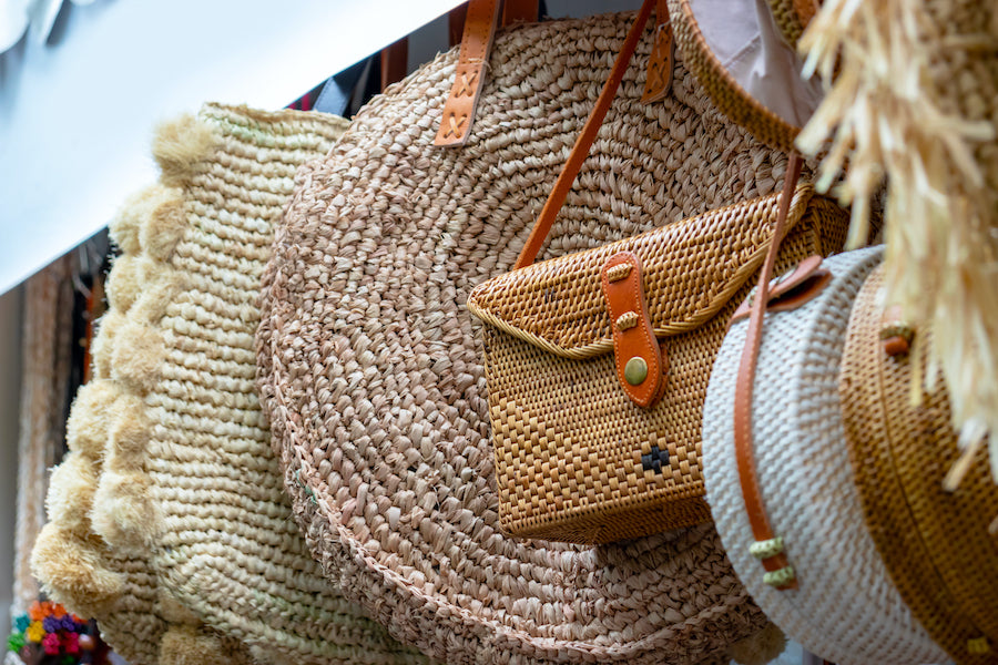 Tassen van natuurlijke materialen: dé trend voor de zomer