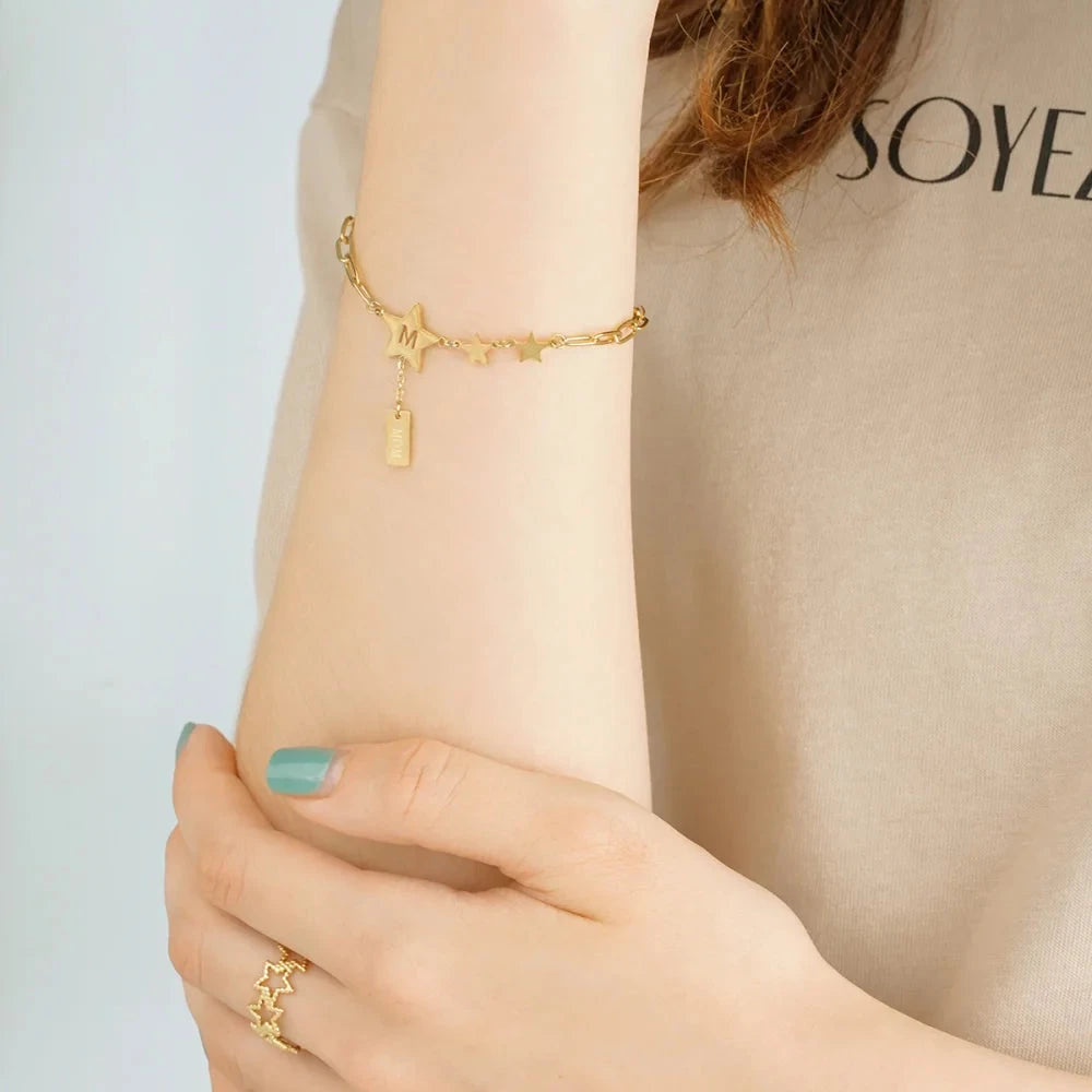 Armband Infinity Grace goud op model