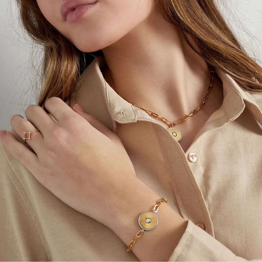 Armband Schakel Detail goud sfeer schuin