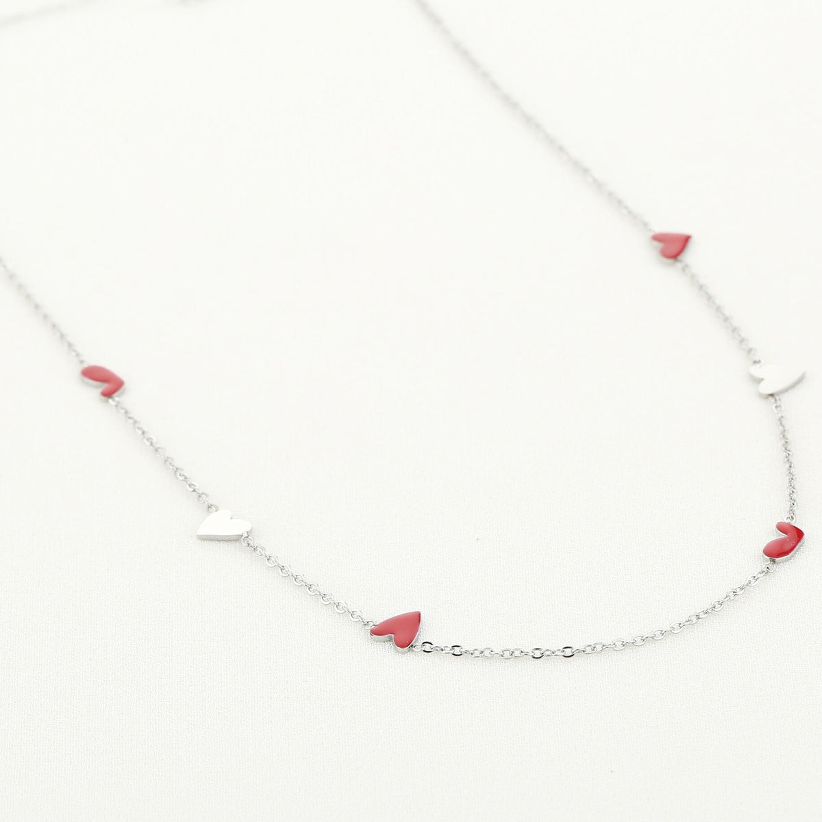 Ketting Gekleurde Hartjes zilver liggend
