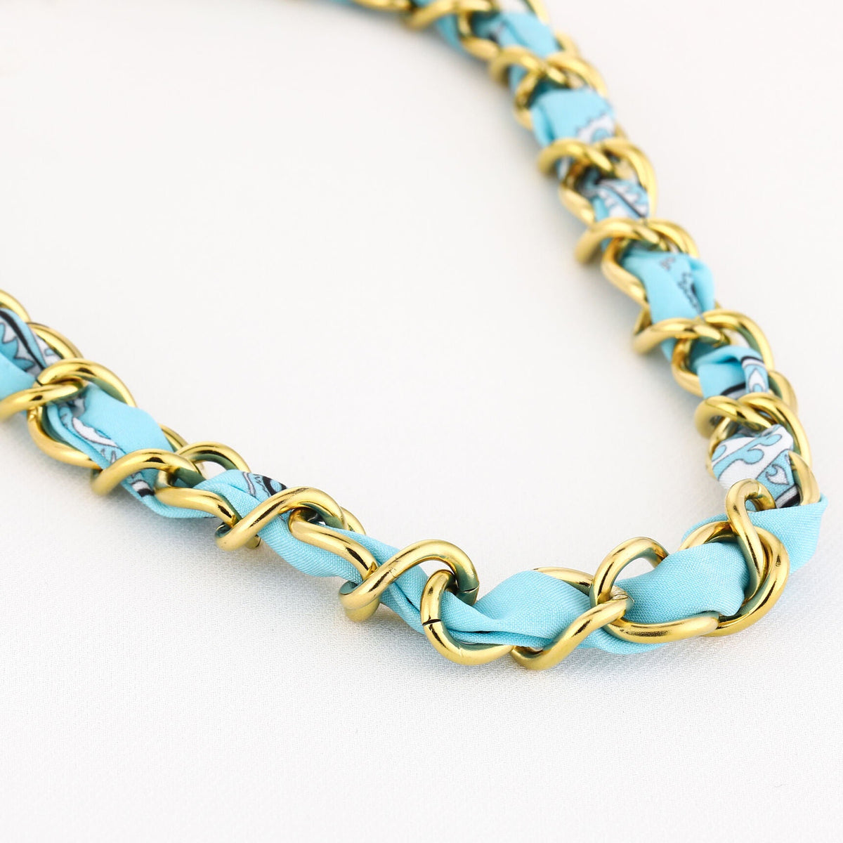 Ketting Schakel met Bandana goud lichtblauw liggend