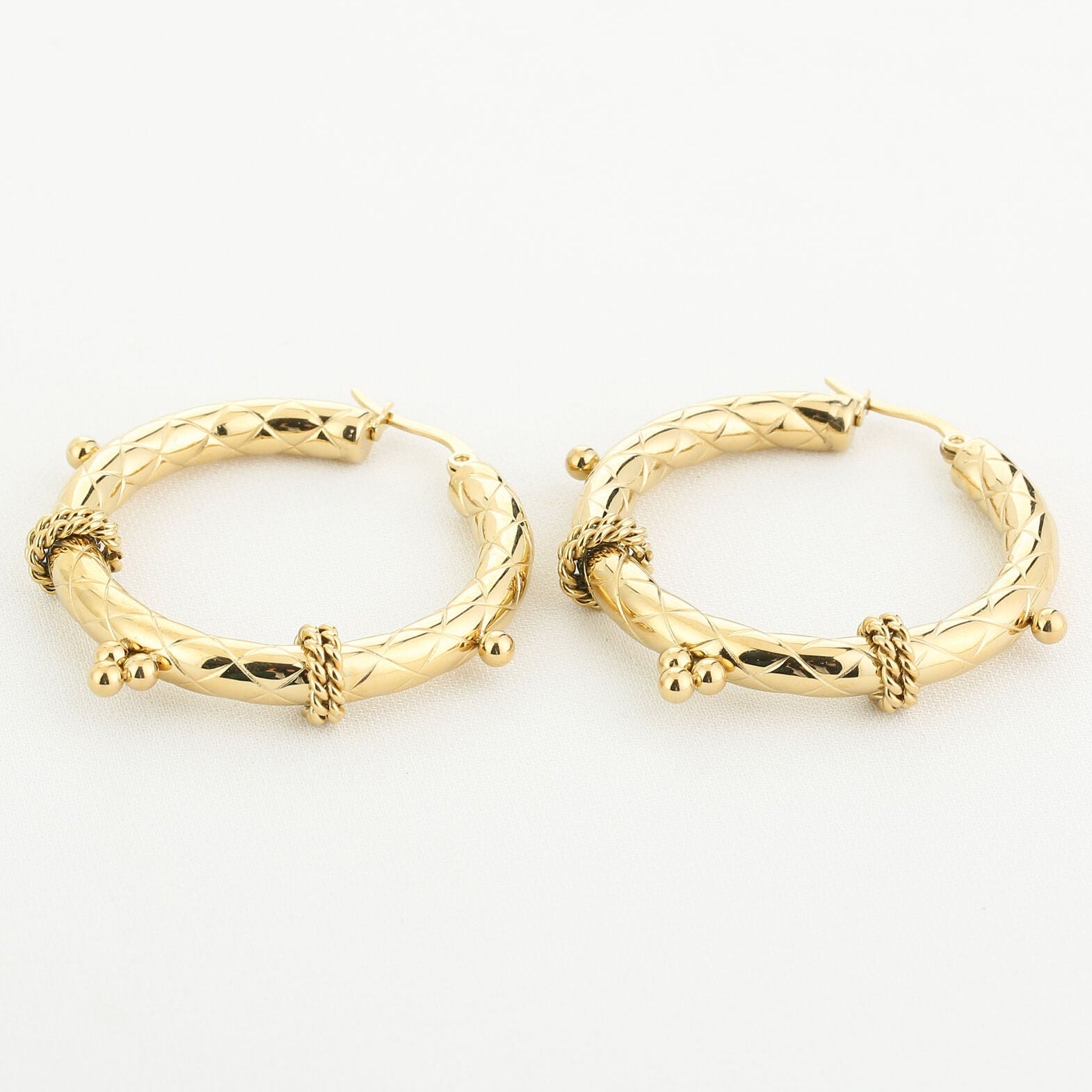 Oorbellen Bali Hoops goud liggend
