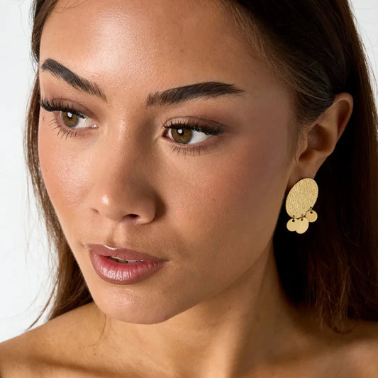 Oorbellen Coin Belletjes goud op model