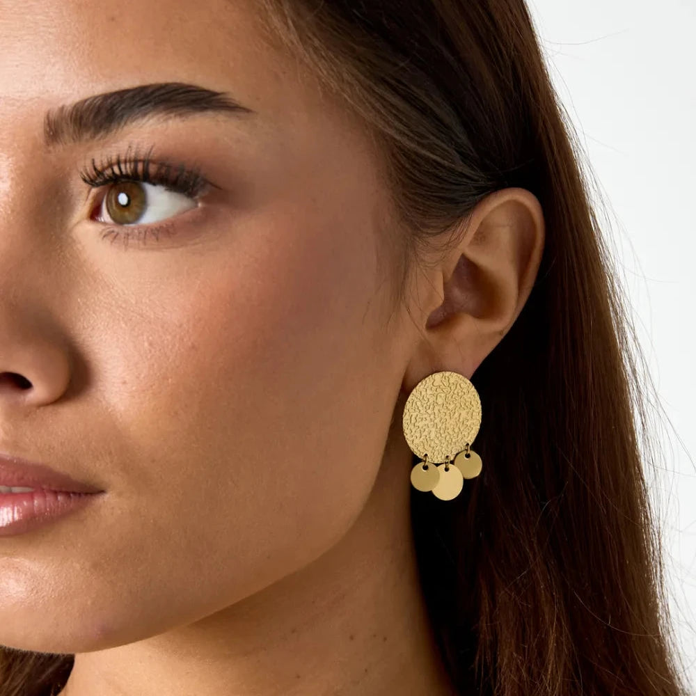 Oorbellen Coin Belletjes goud op model detail