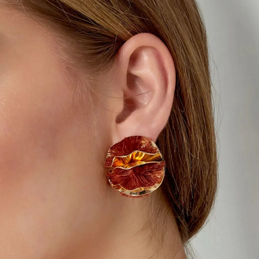 Oorbellen Colourful Flower Statement goud wijnrood op model