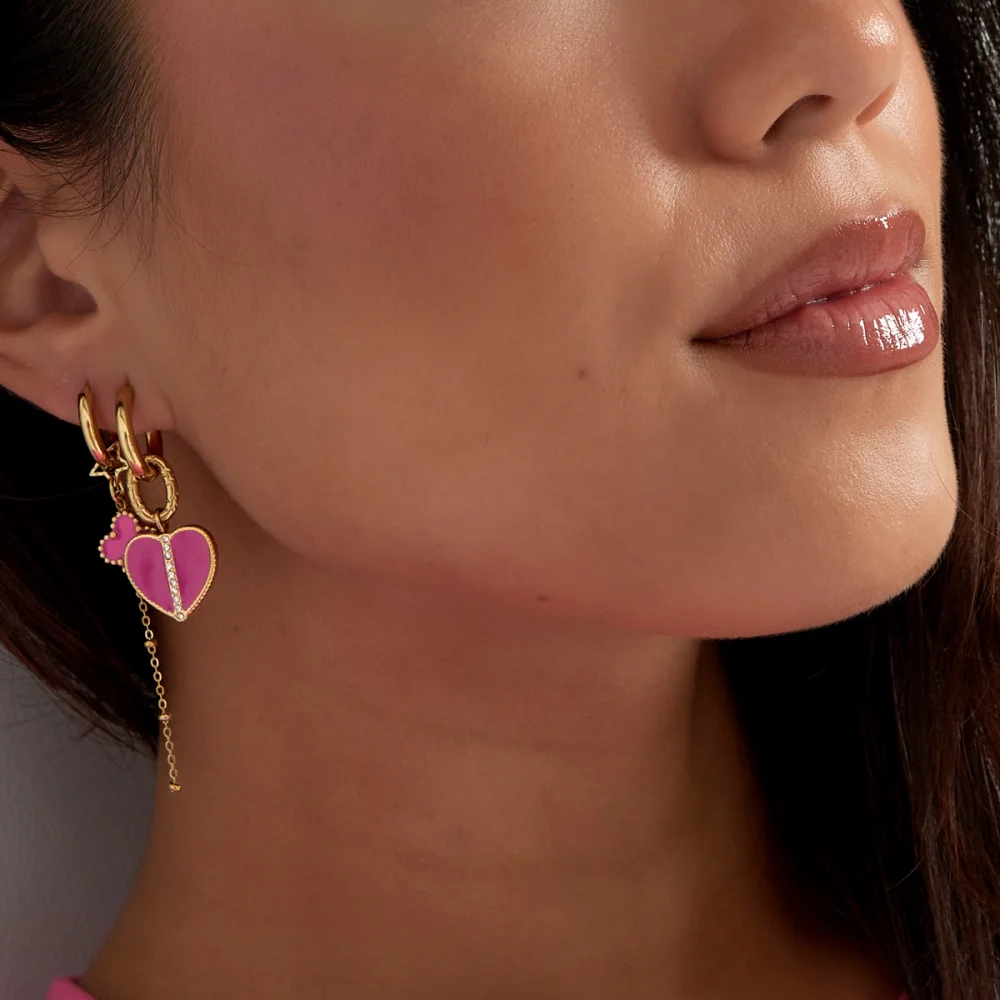 Oorbellen Dancing Dare goud roze op model detail