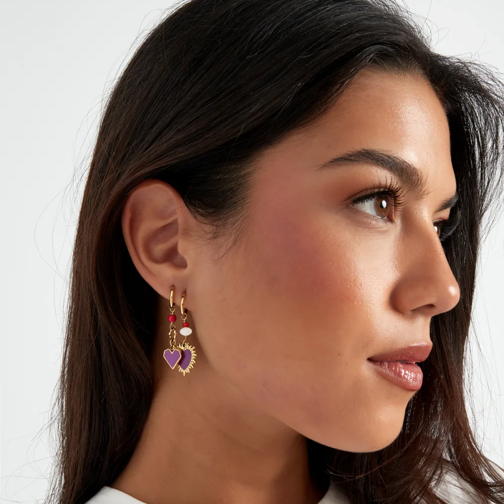 Oorbellen Finding Love goud paars op model