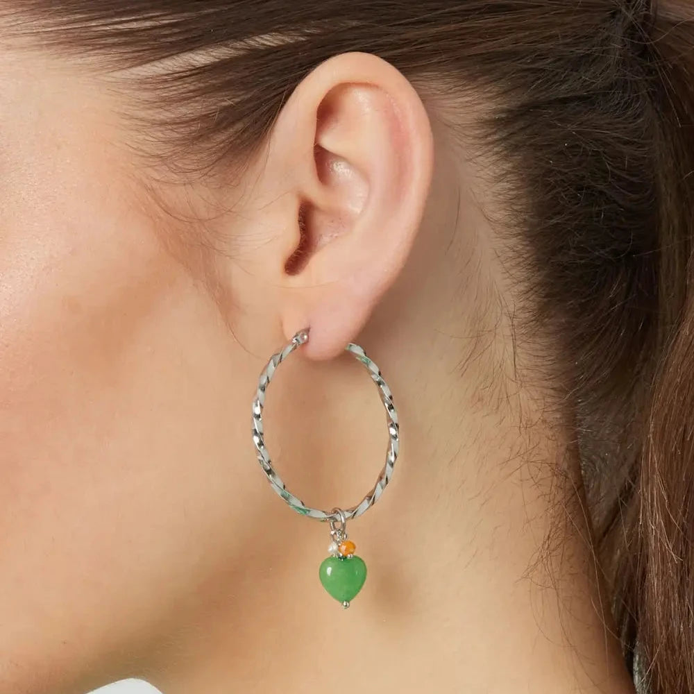 Oorbellen Gedraaid met Hart zilver groen op model detail