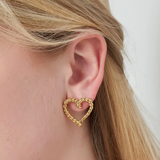 Oorbellen Gedraaide Hartjes goud op model