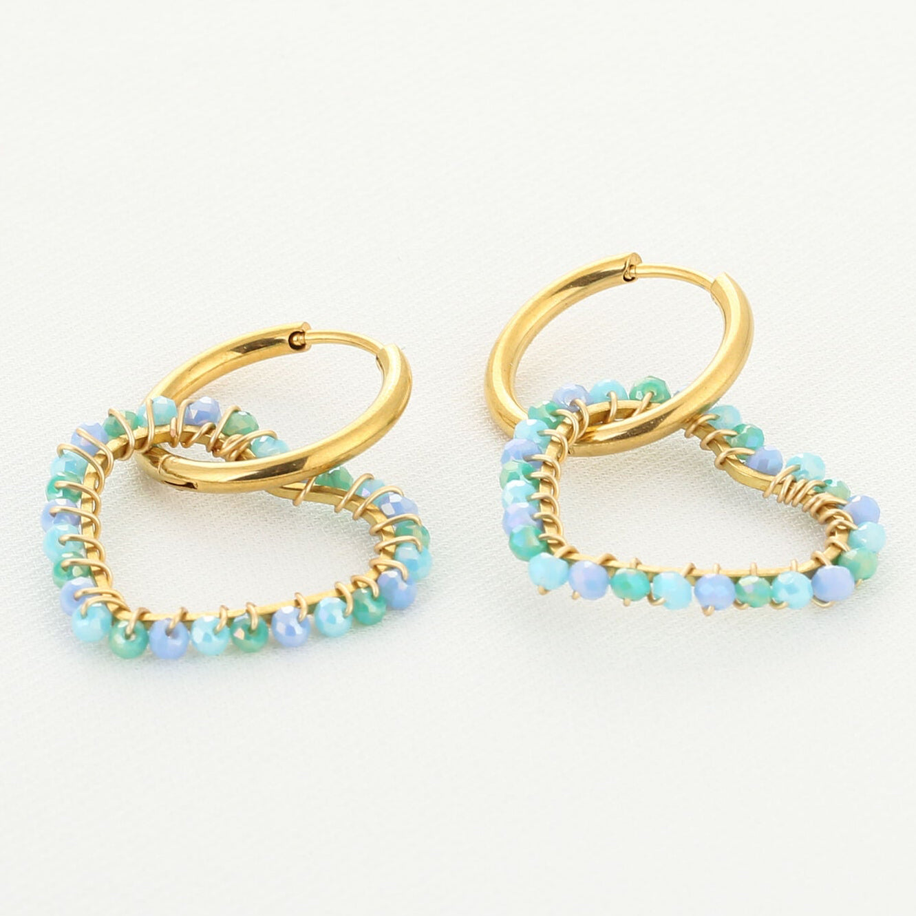Oorbellen Handmade Love goud lichtblauw liggend