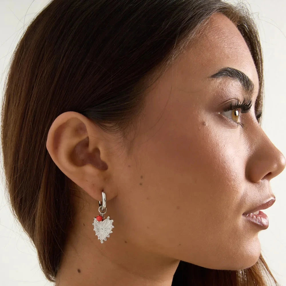 Oorbellen Hart Spikes zilver op model