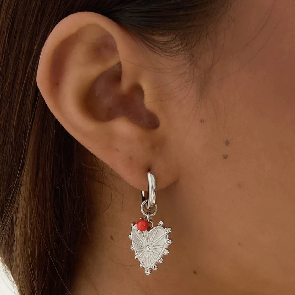 Oorbellen Hart Spikes zilver op model detail