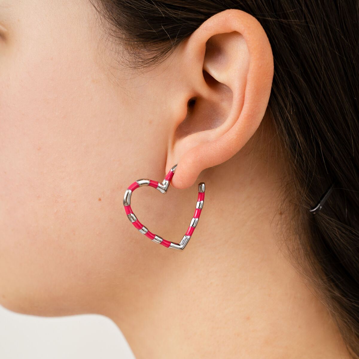 Oorbellen Kleurvol Hart zilver fuchsia op model