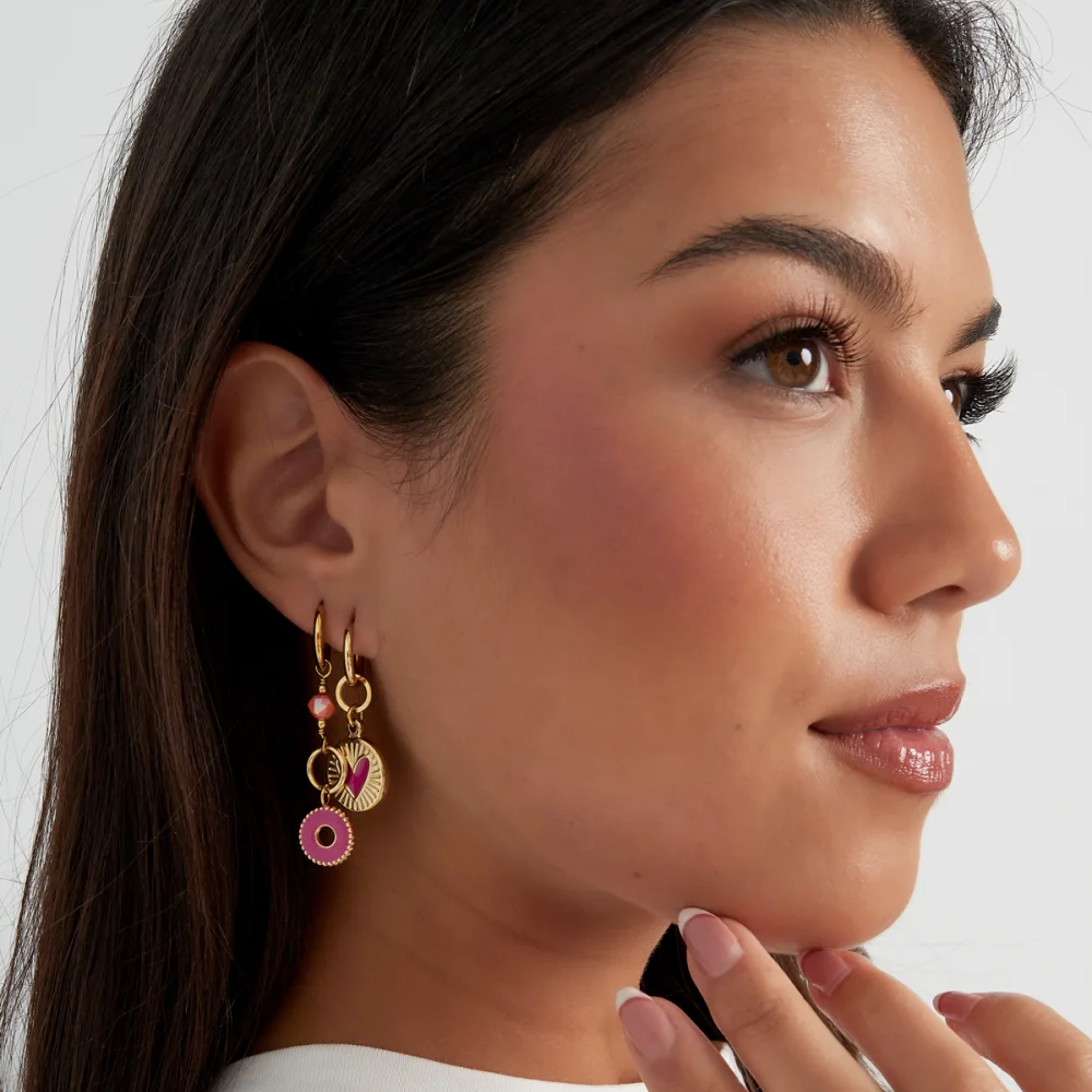 Oorbellen Mystic Mysterie goud fuchsia model