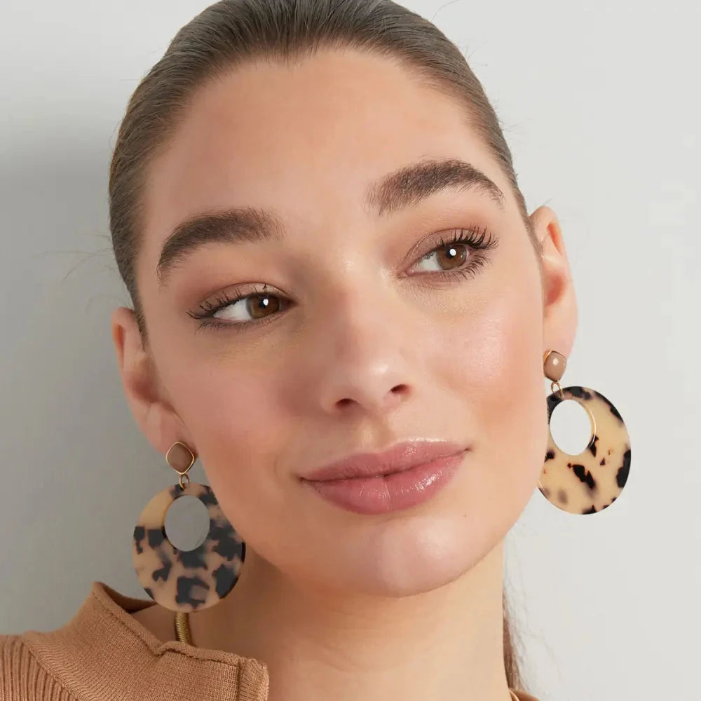 Oorbellen Rond met Print bruin op model