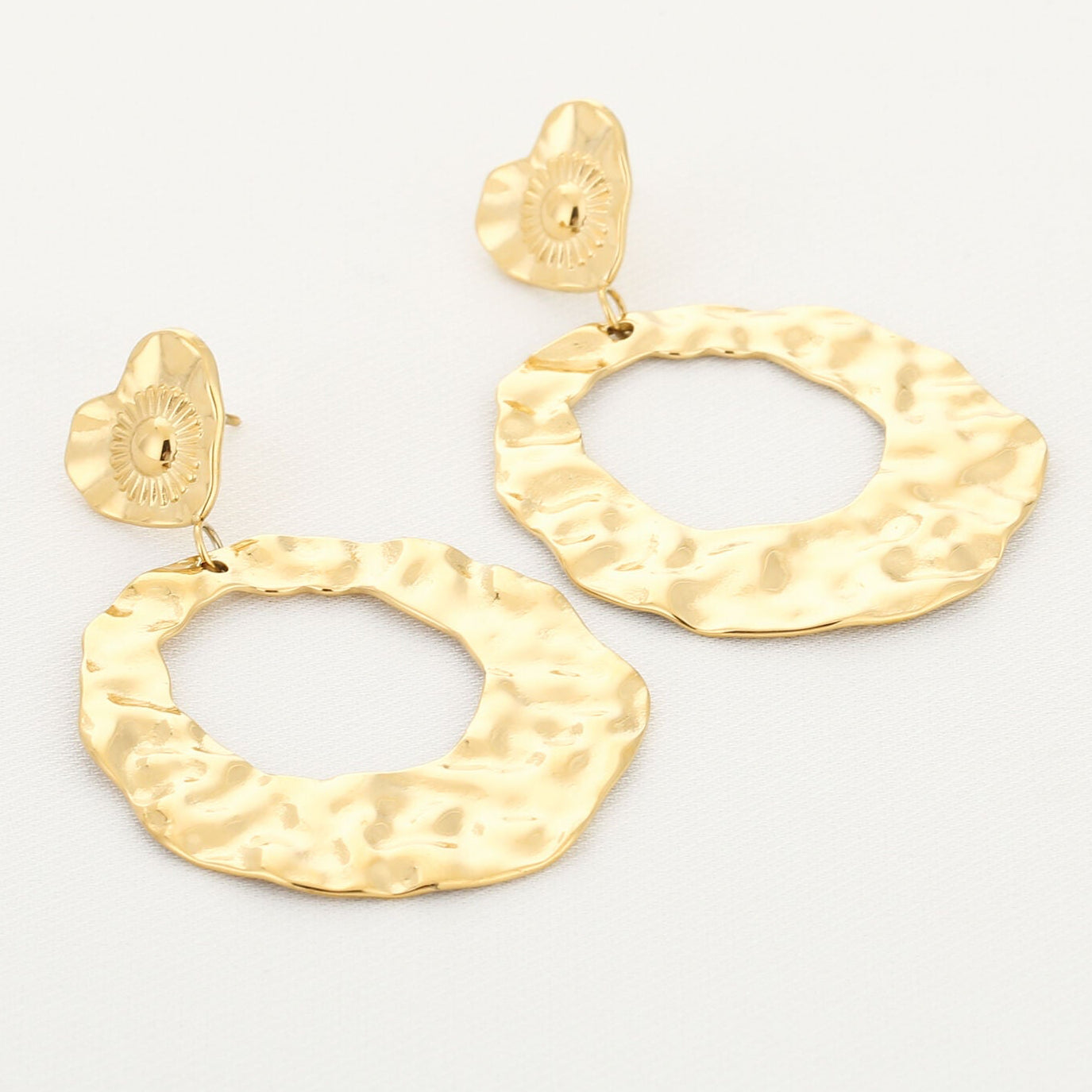 Oorbellen Statement Relief goud liggend