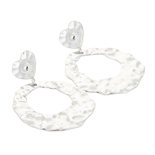 Oorbellen Statement Relief zilver liggend