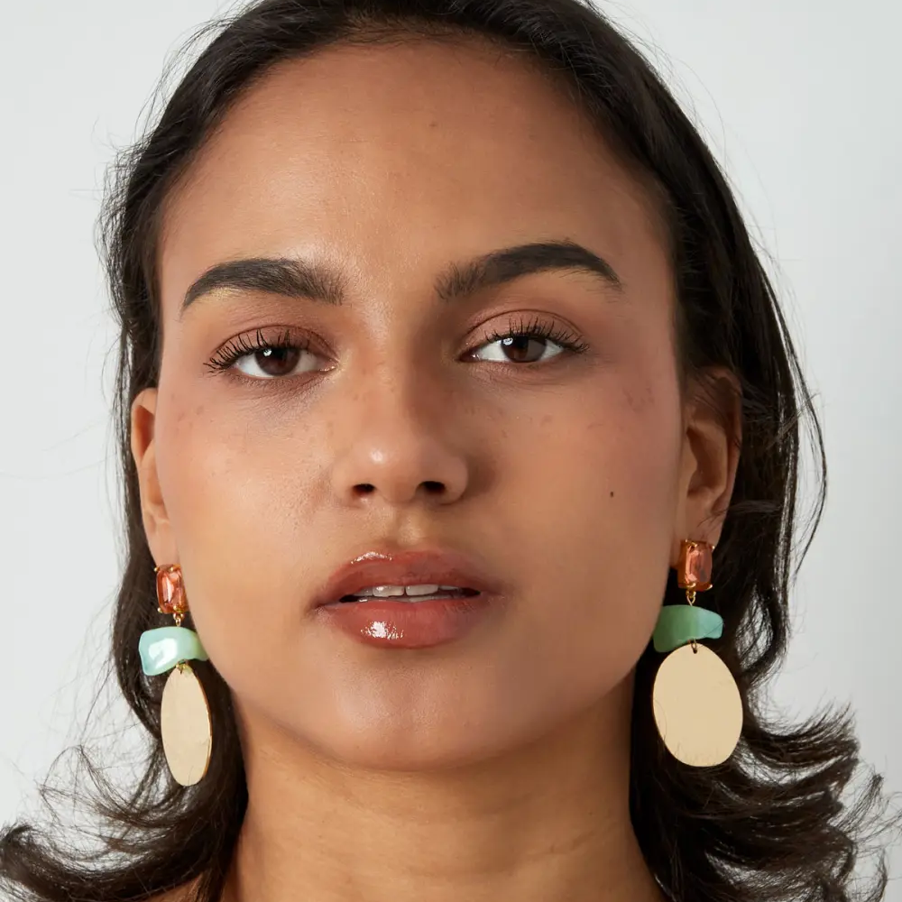 Oorbellen Statement Strandvibe goud mintgroen op model