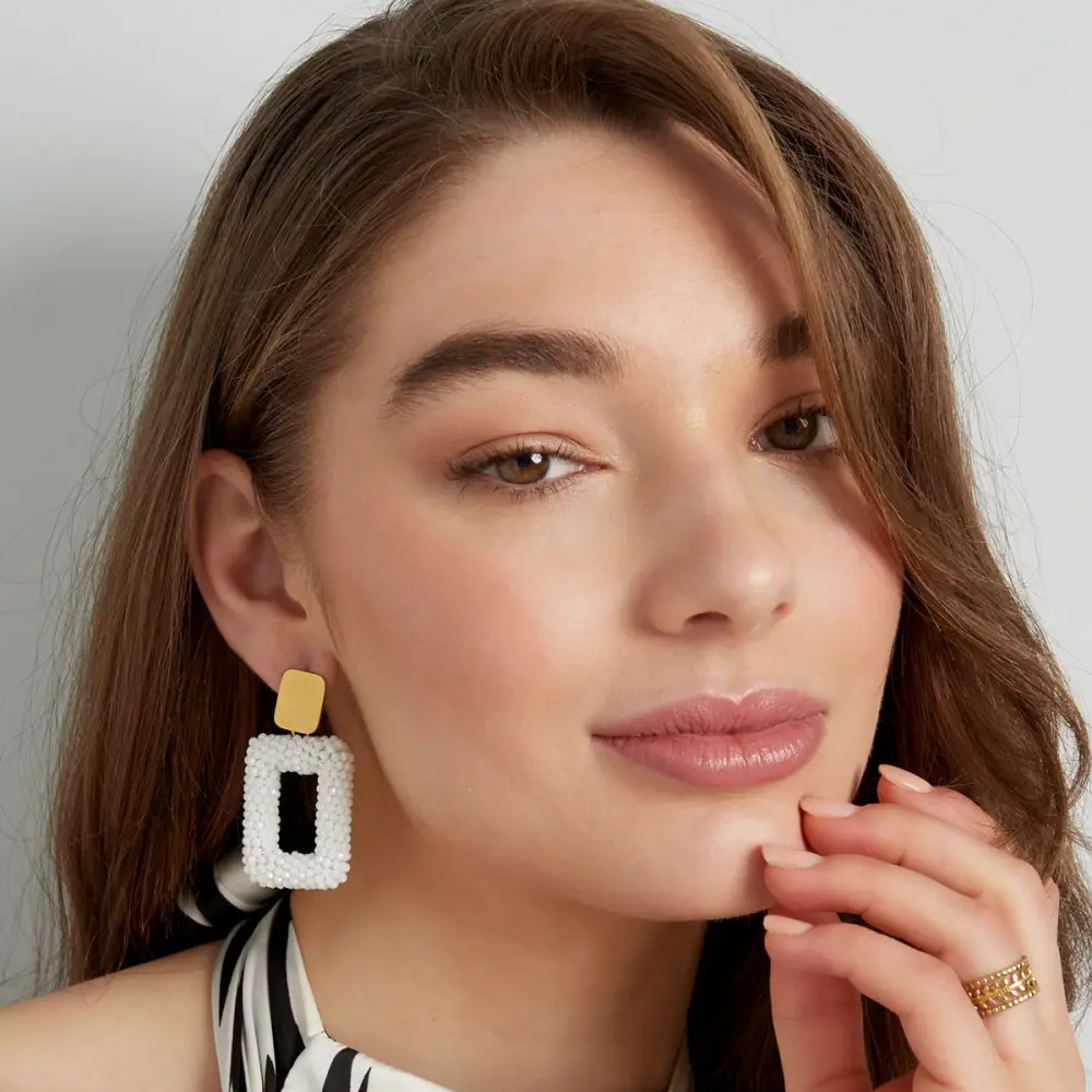 Oorbellen Statement rechthoekig goud wit model