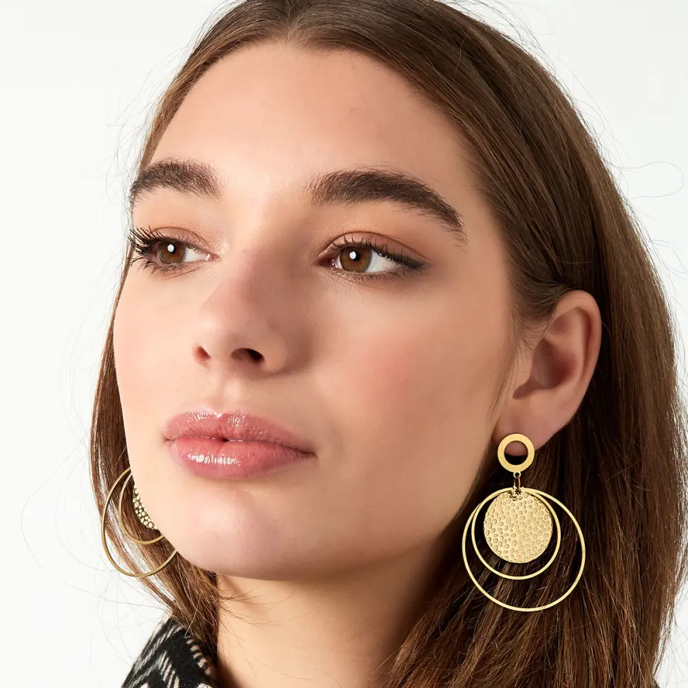 Oorbellen Verschillende Ringen goud op model