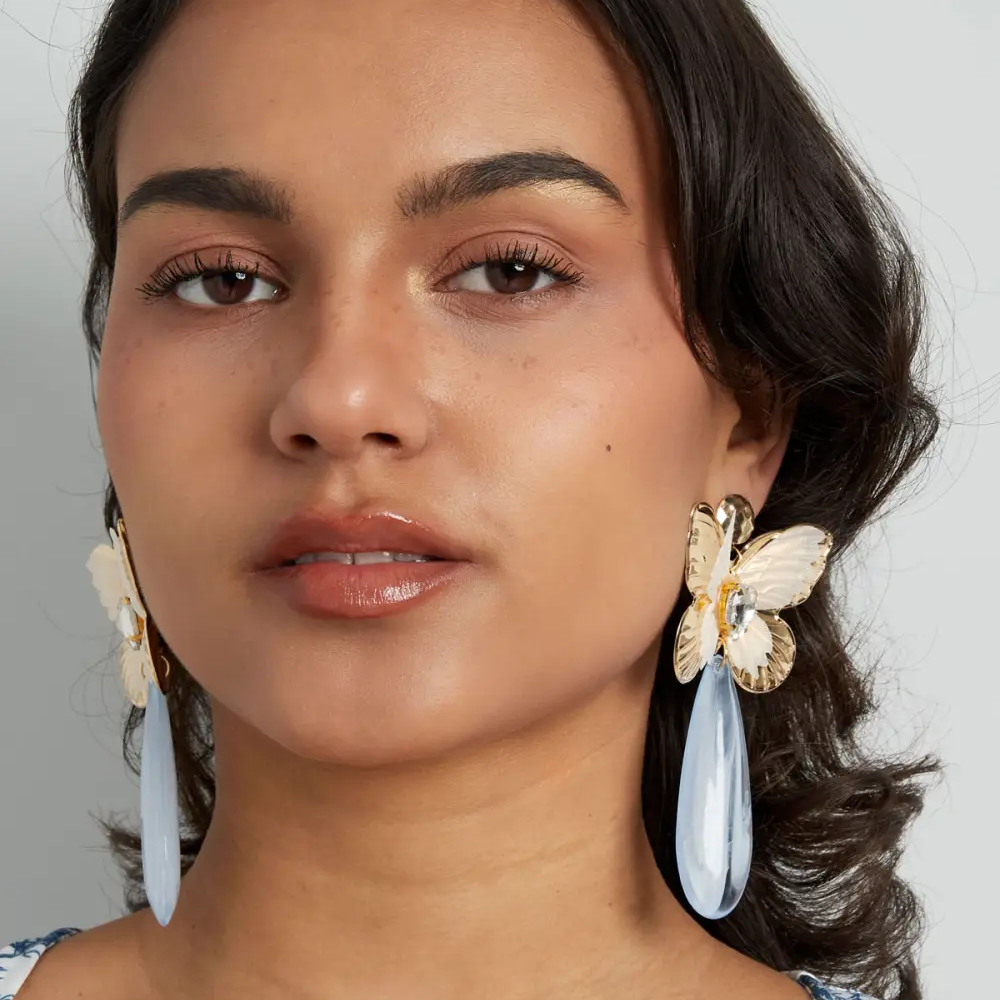 Oorbellen Vlinder Bedel met Diamant goud blauw op model