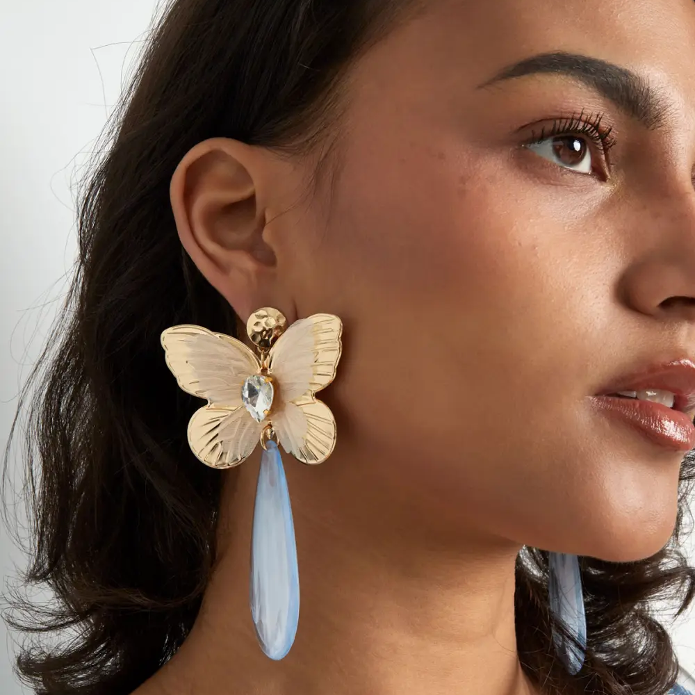 Oorbellen Vlinder Bedel met Diamant goud blauw op model detail