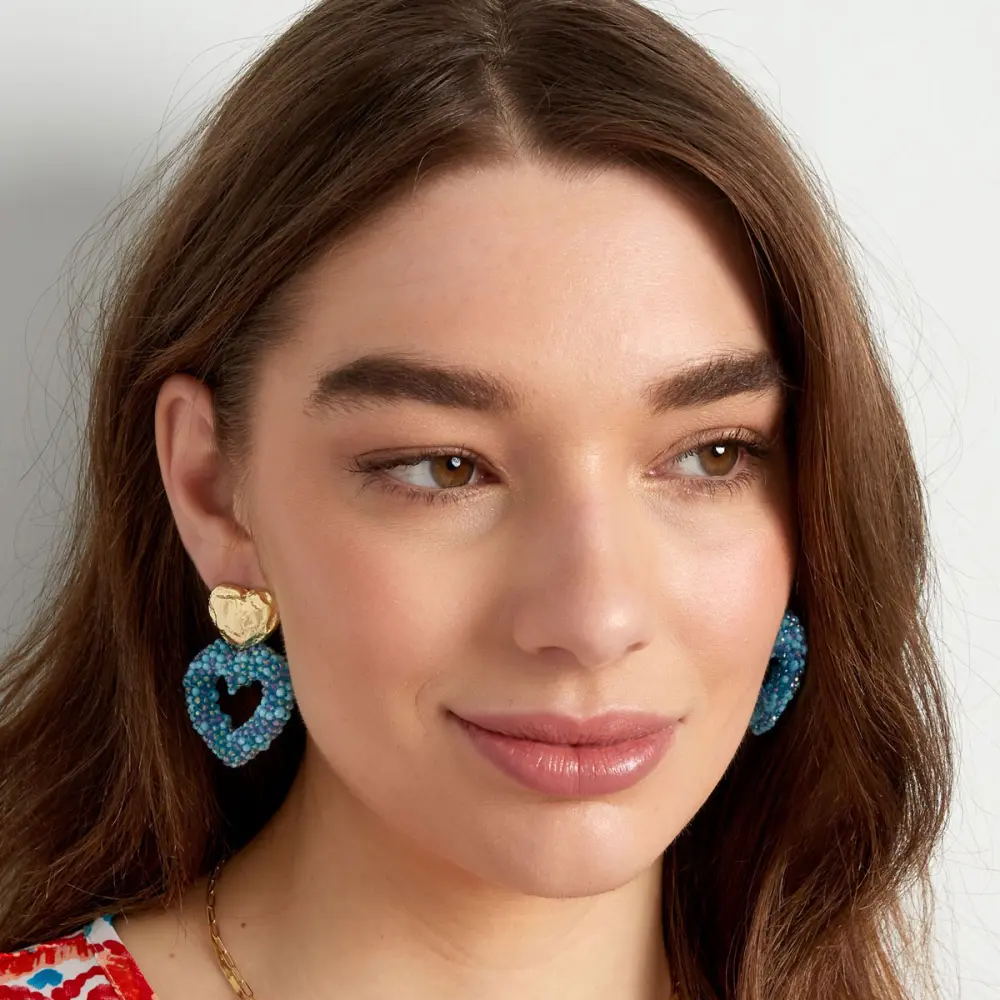 Oorbellen Way to my Heart goud blauw op model