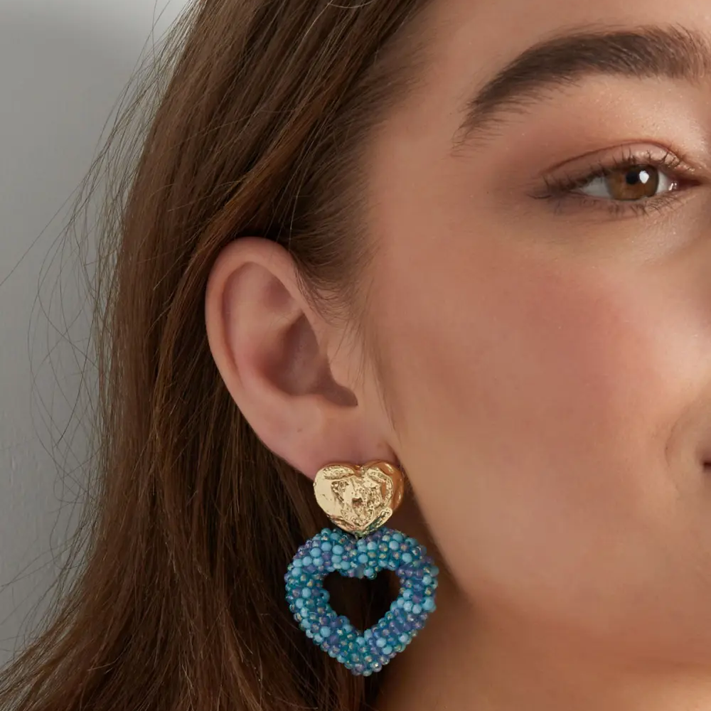 Oorbellen Way to my Heart goud blauw op model detail