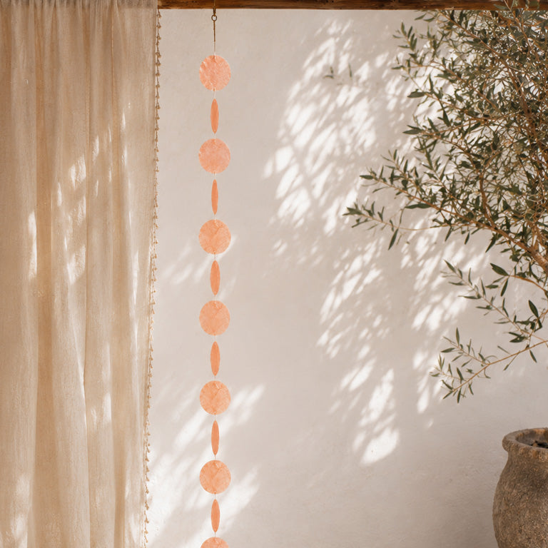 Schelpenslinger Capiz peach 8x8x190cm sfeer