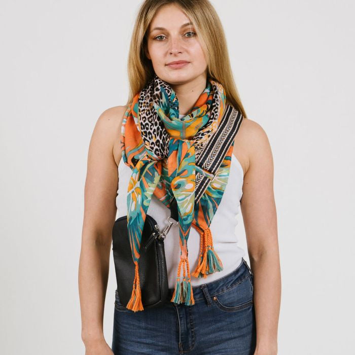 Sjaal Jungle oranje 130x130cm sfeer
