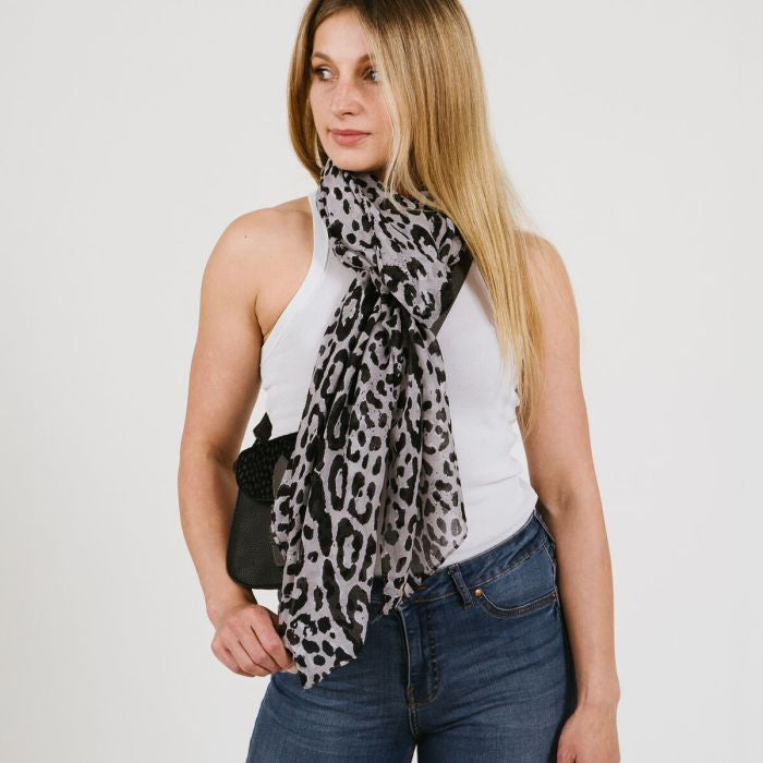 Sjaal Leopard Luna grijs 180x90cm sfeer